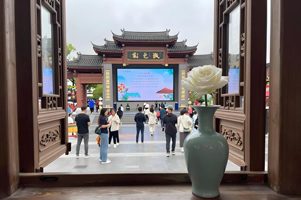 “新中式樂園”刷屏出圈！LED顯示屏賦能非遺文旅，維康國際打造沉浸式國風盛宴